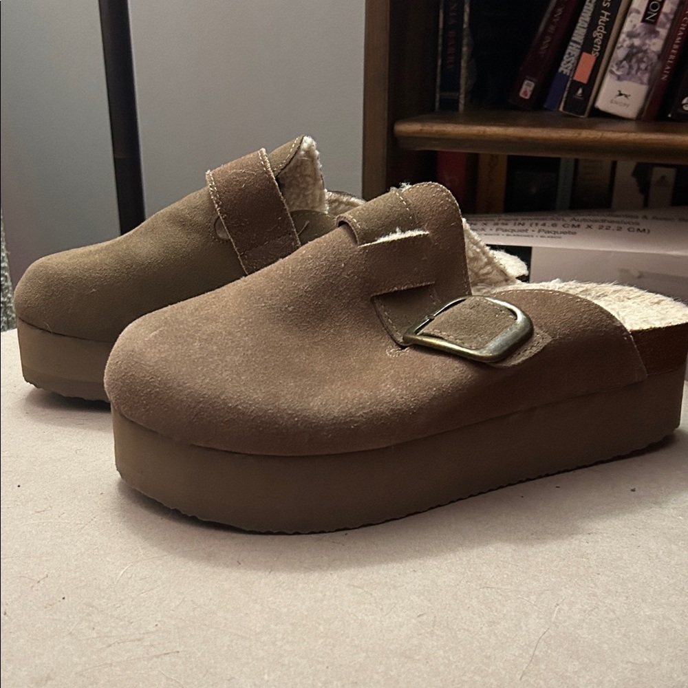 Cushionaire Cozy Brown Suede Women's Clogs